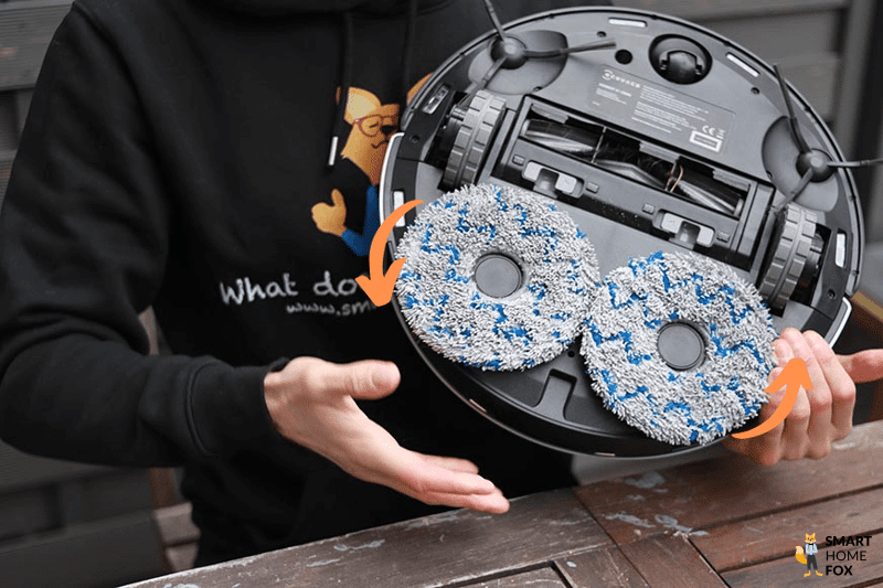 die beiden rotierenden Wischpads des Ecovacs Deebot X1 OMNI sind von unten zu sehen